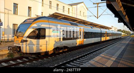 Traffico locale, Eurobahn RB 59 al mattino presto alla stazione di Soest, Nord Reno-Westfalia, Germania Foto Stock