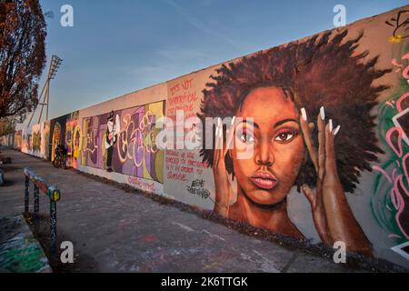 Germania, Berlino, 24. 11. 2020, Mauerpark, muro dei graffiti, capo, critica al capitalismo, Dell'artista graffiti EME Freethinker Foto Stock