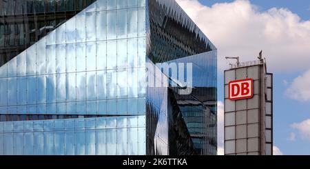 Cube Berlin e DB Logo, Washingtonplatz, Berlino, Germania Foto Stock