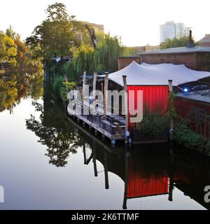 Flutgraben al mattino presto con il ristorante Freischwimmer e il nightclub Club der Visionaere, Spree, Kreuzberg, Berlino, Germania Foto Stock