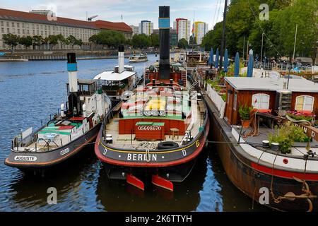 Porto storico con navi museo, Maerkisches Ufer, Spree, Berlino, Germania Foto Stock