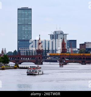 Spree con il ponte Oberbaum e Treptowers alto-edificio, Berlino, Germania Foto Stock