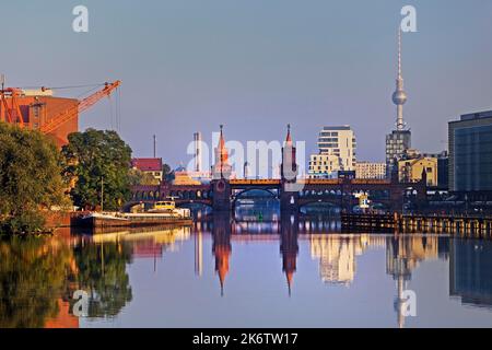 Spree al mattino presto con il ponte Oberbaum e la torre della televisione, Osthafen, Berlino, Germania Foto Stock