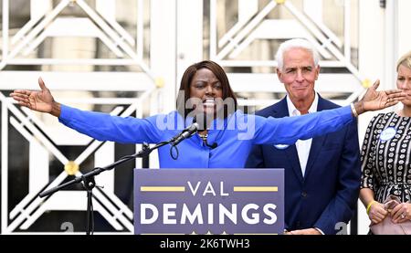 Orlando, Stati Uniti. 15th Ott 2022. Il candidato del Senato e rappresentante Val Demings fornisce osservazioni in occasione di un rally a Orlando, Florida, sabato 15 ottobre 2022. Credit: UPI/Alamy Live News Foto Stock