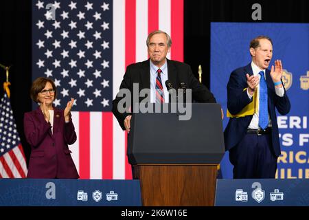 Portland, Stati Uniti. 15th Ott 2022. PORTLAND, OR - 15 OTTOBRE: Il senatore statunitense Jeff Merkley parla agli elettori democratici poco prima che il presidente Joe Biden salti sul podio durante la sua visita a Portland il 15th ottobre 2022 a Portland, Oregon. (Foto di Mathieu Lewis-Rolland/Sipa USA) Credit: Sipa USA/Alamy Live News Foto Stock