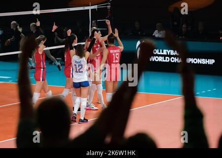 Apeldoorn, Paesi Bassi. 15th Ott 2022. I giocatori della Serbia festeggiano il punteggio durante la partita finale tra Brasile e Serbia in occasione del Campionato mondiale di pallavolo femminile 2022 ad Apeldoorn, Paesi Bassi, 15 ottobre 2022. Credit: Meng Dingbo/Xinhua/Alamy Live News Foto Stock