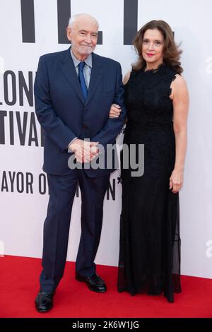 Londra, Regno Unito. 15th Ott 2022. Michael G. Wilson e Barbara Broccoli hanno partecipato alla till Premiere nell'ambito del 66th° BFI London Film Festival a Parigi, in Francia, il 15 ottobre 2022. Foto di Aurore Marechal/ABACAPRESS.COM Credit: Abaca Press/Alamy Live News Foto Stock