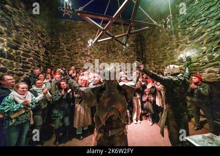 PRODUZIONE - 15 ottobre 2022, Hesse, Mühltal: Il pubblico applaude due personaggi horror dopo la performance. Il Castello di Frankenstein è illuminato con colori vivaci in occasione dello spettacolo di Halloween. Frankenstein Castle ospita l'evento di Halloween dal 1977, quest'anno per la 43rd volta (21,10 - 06.11.2022). In una prova di vestito, l'organizzatore ha attraversato l'evento spaventoso con il pubblico speciale. Foto: Andreas Arnold/dpa Credit: dpa picture Alliance/Alamy Live News Foto Stock