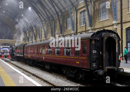 Londra, Regno Unito, 15th ottobre 2022. Il Flying Scotsman visita la stazione di King's Cross per celebrare i 170 anni del capolinea nord di Londra e il prossimo centenario di quando la locamotiva è entrata in servizio per la prima volta. L'iconica locamotiva a vapore è stata la prima a raggiungere il 100mph. Credit: Undicesima ora Photpgraphy/Alamy Live News Foto Stock