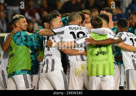 Torino, Italia. 15th Ott 2022. I giocatori del FC Juventus festeggiano dopo aver segnato durante una serie Una partita di calcio tra FC Juventus e Torino a Torino, il 15 ottobre 2022. Credit: Fabrizio Conte/Alamy Live News Foto Stock