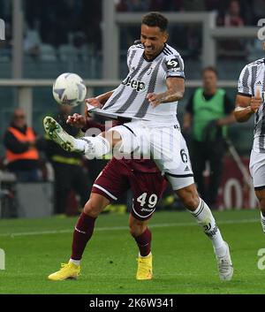 Torino, Italia. 15th Ott 2022. L'FC Juventus' Danilo (R) vies con la Nemanja Radonjic di Torino durante una Serie Una partita di calcio tra FC Juventus e Torino a Torino, il 15 ottobre 2022. Credit: Fabrizio Conte/Alamy Live News Foto Stock