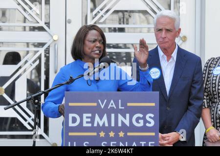 Orlando, Florida, USA, 15 ottobre 2022. Charlie Crist, candidato per il governatore della Florida, si unisce a First Lady of the United States Dr. Jill Biden e Chief Val Demings, candidato per gli Stati Uniti Senato, per un rally politico First Lady Dr. Jill Biden a unirsi a Charlie Crist e Chief Val Demings per l’evento “lotta per i nostri diritti” di fronte al Municipio di Orlando. Credit: Julian Leek/Alamy Live News Foto Stock