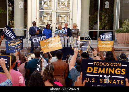 Orlando, Florida, USA, 15 ottobre 2022. Charlie Crist, candidato per il governatore della Florida, si unisce a First Lady of the United States Dr. Jill Biden e Chief Val Demings, candidato per gli Stati Uniti Senato, per un rally politico First Lady Dr. Jill Biden a unirsi a Charlie Crist e Chief Val Demings per l’evento “lotta per i nostri diritti” di fronte al Municipio di Orlando. Credit: Julian Leek/Alamy Live News Foto Stock