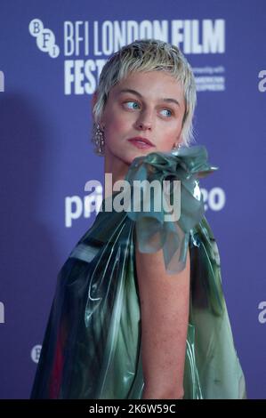 Londra, Regno Unito. 15th Ott 2022. Emma Corrin partecipa al My Policeman Premiere come parte del BFI London Film Festival 66th a Parigi, in Francia, il 15 ottobre 2022. Foto di Aurore Marechal/ABACAPRESS.COM Credit: Abaca Press/Alamy Live News Foto Stock