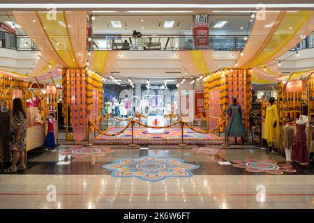 Kuala Lumpur, Malesia - Ottobre 12,2022 : Vista panoramica del festival Diwali nel centro commerciale Utama 1, Malesia durante la celebrazione Deepavali. Foto Stock