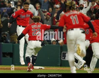 Cleveland, Stati Uniti. 15th Ott 2022. Oscar Gonzalez (L), fielder di destra dei Cleveland Guardians, festeggia con i suoi compagni di squadra dopo aver colpito un singolo a due run vincitore di una partita con le basi caricate contro i New York Yankees nel nono inning durante la terza partita della American League Divisional Series al Progressive Field di Cleveland sabato 15 ottobre 2022. I Guardiani hanno battuto gli Yankees 6-5 per ottenere un vantaggio di 2-1 nella loro migliore delle cinque ALDS. Foto di Aaron Josefczyk/UPI Credit: UPI/Alamy Live News Foto Stock