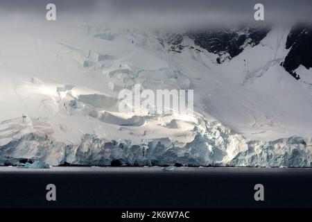 ghiaccio leggero e neve sulla costa della baia di dallmann la mattina presto. penisola antartica. antartide Foto Stock