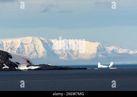 iceberg nella baia di dallmann con lo sfondo di montagne innevate dell'isola di anvers. penisola antartica. antartide Foto Stock
