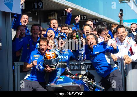 Melbourne, Australia. 16th Ott 2022. Alex RINS e il Team Suzuki Ecstar festeggiano la loro vittoria alla MotoGP Australiana di Phillip Island. Credit: Karl Phillipson / Optikal / Alamy Live News Foto Stock