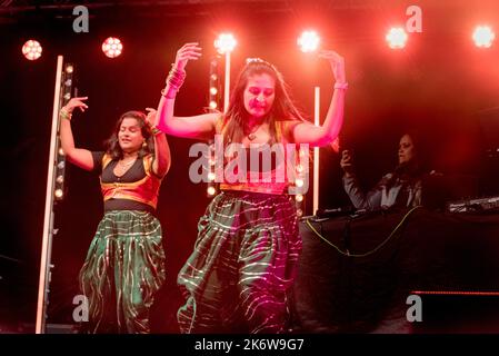 Parramatta, Aust, 14 Ott 2022: I membri della Tribe delle Mums che si esibiscono al Festival Deepavali, messo in scena dal comune nel Parco del Principe Alfred Parramatta Foto Stock