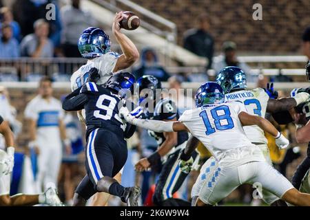 15 ottobre 2022: Duke Blue Devils fine difensivo R.J. Oben (94) costringe il North Carolina Tar Heels a fare il quarto di Drake Maye (10) a fumare durante il quarto trimestre della partita di calcio NCAA al Wallace Wade Stadium di Durham, North Carolina. (Scott Kinser/CSM) Foto Stock