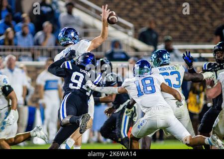 15 ottobre 2022: Duke Blue Devils fine difensivo R.J. Oben (94) costringe il North Carolina Tar Heels a fare il quarto di Drake Maye (10) a fumare durante il quarto trimestre della partita di calcio NCAA al Wallace Wade Stadium di Durham, North Carolina. (Scott Kinser/CSM) Foto Stock