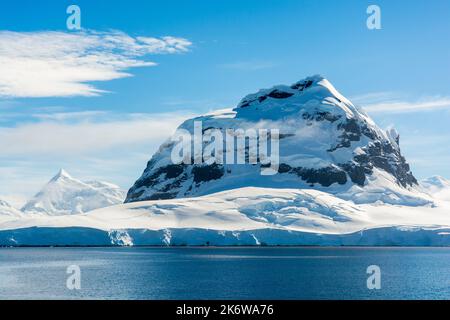 dayné (dayne) picco all'estremità meridionale delle montagne feudo sull'isola di wiencke a mt. william sull'isola di anvers sullo sfondo. . guardando da gerlache st Foto Stock