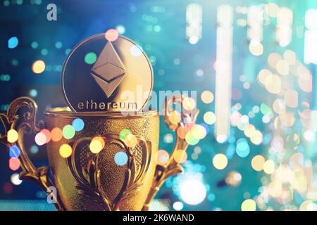 Moneta di criptovaluta ETH (Cryptocurrency Coin Ethereum) di fronte alla scheda madre con sfondo blu Foto Stock