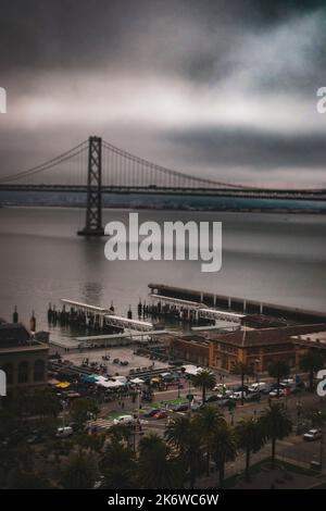 Oakland Bay Bridge e Rincon Park in una giornata di nuvole Foto Stock