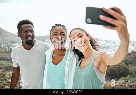 Ricordi in montagna. un gruppo di amici che scattano selfie. Foto Stock