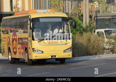 Vista dell'autobus navetta per i tifosi della FIFA 2022 per il trasporto gratuito allo stadio in tutto a Doha, Qatar Foto Stock