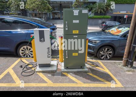 Un veicolo elettrico (EV) viene ricaricato in un parcheggio a Sydney, Australia, a Chatswood, New South Wales. Ricarica dell'auto EV Foto Stock