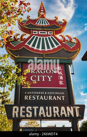 Cartello del ristorante. Cartello colorato del ristorante Dragon City a Vancouver Island BC Canada-Ottobre 6,2022-Foto di viaggio, vista sulla strada, nessuno Foto Stock