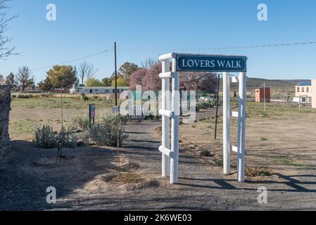 SUTHERLAND, SUD AFRICA - 3 SETTEMBRE 2022: Gli amanti camminano al Parco delle Caravan Sterland a Sutherland, nella Provincia del Capo Settentrionale Foto Stock