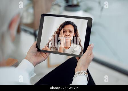 Le consulti in linea sono il senso più facile cercare la terapia. uno psicologo irriconoscibile seduto e utilizzando un tablet digitale per una sessione di terapia online Foto Stock