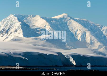 l'isola di anvers guarda dall'estremità settentrionale del canale lemaire. mt. william (l) e mt. francois (c). penisola antartica. antartide Foto Stock