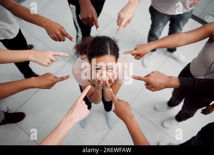 La rabbia degli angeli lasciò silenziosa e fredda. mani che puntano verso una donna mentalmente instabile all'interno. Foto Stock