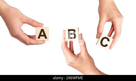 Cubi ABC in mani isolate su sfondo bianco. Foto di alta qualità Foto Stock