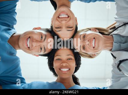 Entrare nel settore sanitario. un gruppo di medici che hanno un huddle privato sul lavoro. Foto Stock