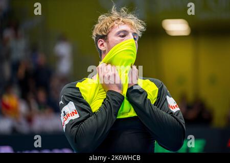 15 ottobre 2022, Spagna, Jaén: Pallamano: EHF Euro Cup, Spagna - Germania, giorno 2. Il portiere Till Klimpke (HSG Wetzlar) tira la sua maglia in faccia in vista della stretta sconfitta del 31:32. Foto: Sascha Klahn/dpa Credit: dpa Picture Alliance/Alamy Live News Foto Stock