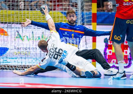 15 ottobre 2022, Spagna, Jaén: Pallamano: EHF Euro Cup, Spagna - Germania, giorno 2. Nell'ultimo secondo Tim Zechel (HC Erlangen) manca l'equalizzatore contro il portiere spagnolo Gonzalo Perez de Vargas. Foto: Sascha Klahn/dpa Credit: dpa Picture Alliance/Alamy Live News Foto Stock