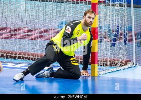 15 ottobre 2022, Spagna, Jaén: Pallamano: EHF Euro Cup, Spagna - Germania, giorno 2. Il portiere Andreas Wolff (KS vive Kielce) si inginocchia sul pavimento e stringe il pugno dopo un salvataggio. Foto: Sascha Klahn/dpa Credit: dpa Picture Alliance/Alamy Live News Foto Stock