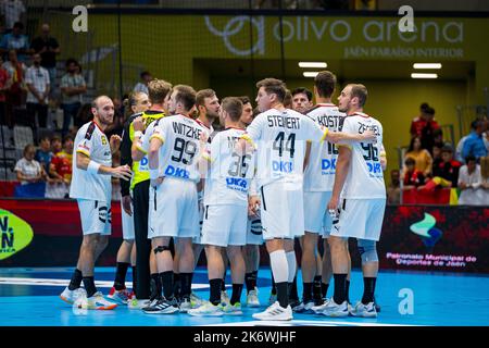 15 ottobre 2022, Spagna, Jaén: Pallamano: EHF Euro Cup, Spagna - Germania, giorno 2. Dopo il fischio finale, la squadra tedesca forma ancora un cerchio sul campo per parlare le cose. Foto: Sascha Klahn/dpa Credit: dpa Picture Alliance/Alamy Live News Foto Stock