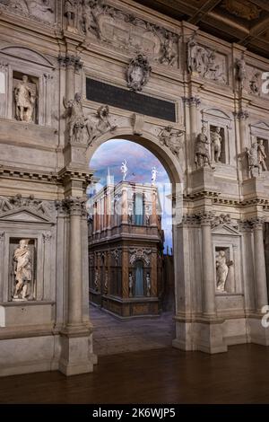 Vicenza, Italia - Agosto 13 2022: Teatro Olimpico o Teatro Olimpico interno di Andrea Palladio con froni di stile romano Scaenae retro schermo sulla Stag Foto Stock