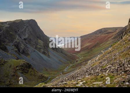 Epica immagine paesaggistica della vista lungo Honister Pass per Buttermere da Dale Head nel Lake District durante il tramonto d'autunno Foto Stock