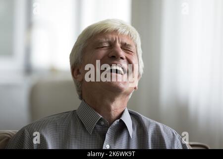 Primo piano, l'uomo più anziano ridendo di scherzo spiritoso Foto Stock
