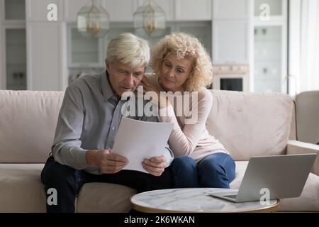 La coppia più anziana interessata ha letto ha ricevuto una notifica formale dalla banca Foto Stock