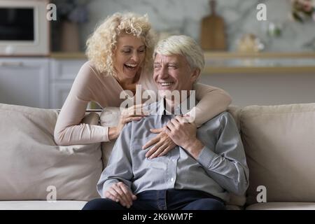 Felice ridendo coppia più anziana in amore trascorrere il tempo a casa Foto Stock