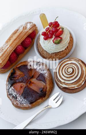 Set di dessert francesi in una sala da tè Foto Stock