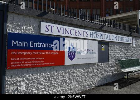 Segnaletica all'ingresso principale del nuovo St Vincent's Hospital on the Park, sulla Cathedral Pl, vicino ai Fitzroy Gardens Foto Stock